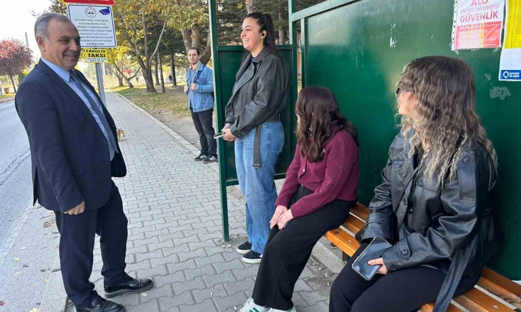 Kritik Açıklama: ERÜ Rektörü Prof. Dr. Fatih Altun, kampüste esnafla çay içip öğrencilerle sohbet etti