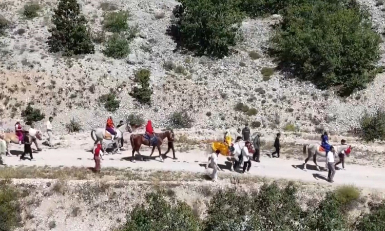 Kritik Açıklama: Erzincan’da asırlık gelenek atlı düğün alayıyla yaşatılıyor - Son Dakika Bilgileri