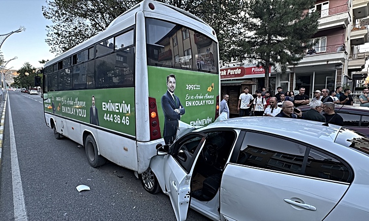 Kritik Açıklama: Erzincan'da belediye otobüsüne çarpan otomobilin sürücüsü ağır yaralandı - Son Dakika Bilgile