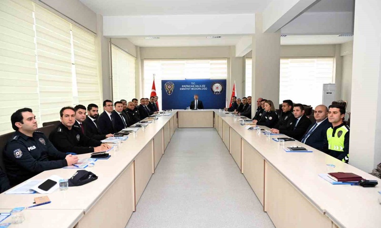 Kritik Açıklama: Erzincan İl Emniyet Müdürü Doköz, birim amirleriyle değerlendirme toplantısı yaptı
