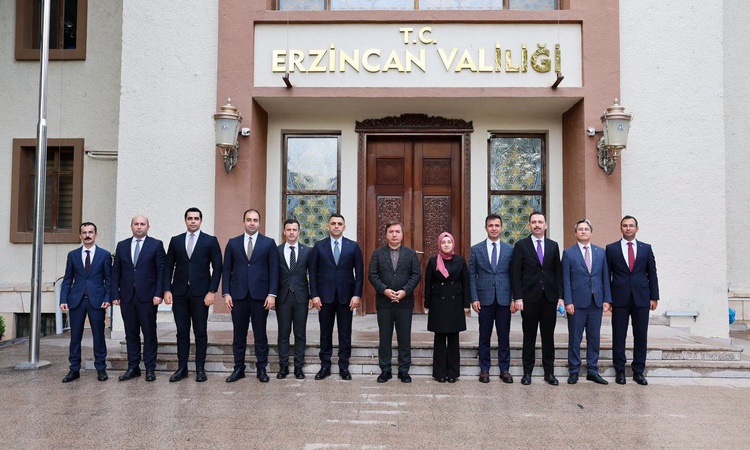 Kritik Açıklama: Erzincan Valisi Aydoğdu, kaymakamlara vatandaş odaklı hizmet talimatı verdi ve Merak Edilenle