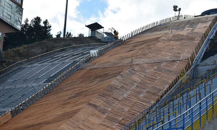 Kritik Açıklama: Erzurum'daki kayakla atlama kulelerinde bakım sürüyor, rampalar ahşaba dönüştürülüyor