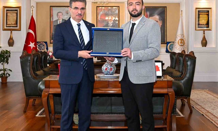 Kritik Açıklama: Erzurum'u temsil eden Bilirdönmez, Ahi Sancağı Plaketi'ni Vali Baruş'a takdim etti
