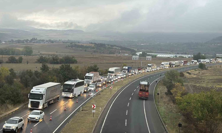 Kritik Açıklama: Eskipazar Kemikli rampalarında yol çalışması İstanbul yönünde uzun kuyruk oluşturdu: Gelişmel