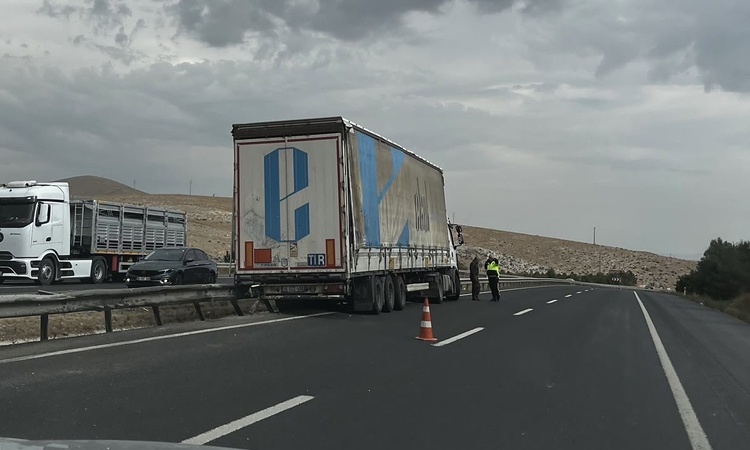 Kritik Açıklama: Eskişehir Sivrihisar'da kontrolden çıkan tır bariyerlere çarptı, yaralanan olmadı | İşte Tüm
