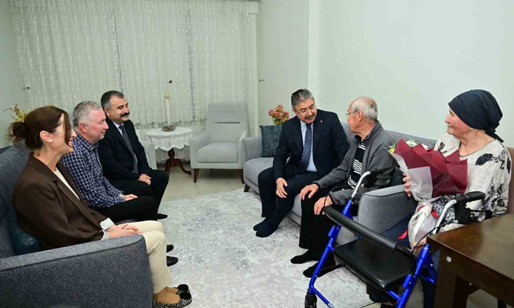 Kritik Açıklama: Eskişehir Valisi Yılmaz, Dünya Yaşlılar Günü'nde yaşlı vatandaşı evinde ziyaret etti: Gelişme
