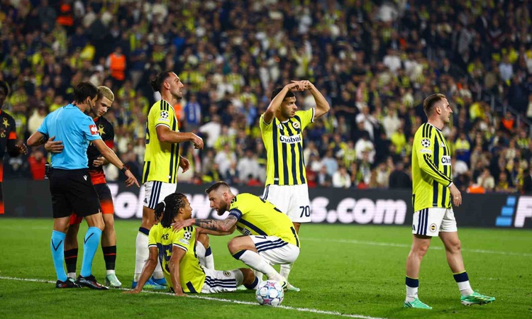 Kritik Açıklama: Fenerbahçe'nin stoperi Ake, Slavia Prag maçında sakatlanıp yerini Oppong'a bıraktı | İşte Tüm