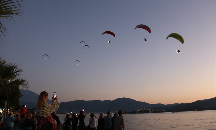 Kritik Açıklama: Fethiye'de ışıklı paramotor gösterisi yapıldı ve Merak Edilenler