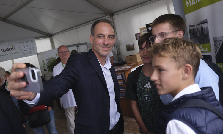 Kritik Açıklama: Fransa'da cumhurbaşkanı adayı Glucksmann ön seçim zaferi sonrası unla protesto edildi | İşte