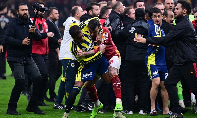 Kritik Açıklama: Galatasaray-Fenerbahçe derbisi dünyada olay oldu: Utanç verici: Gelişmeler Takip Ediliyor