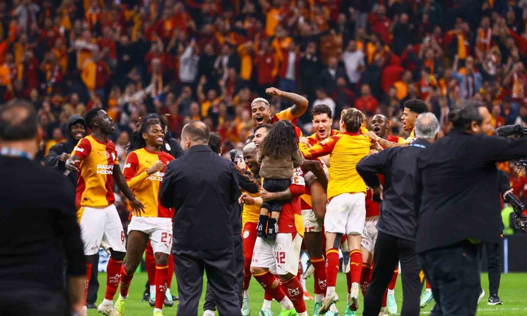 Kritik Açıklama: Galatasaray Fenerbahçe derbisini 2-1 kazanınca futbolcular taraftarla üçlü çektirdi | İşte Tü