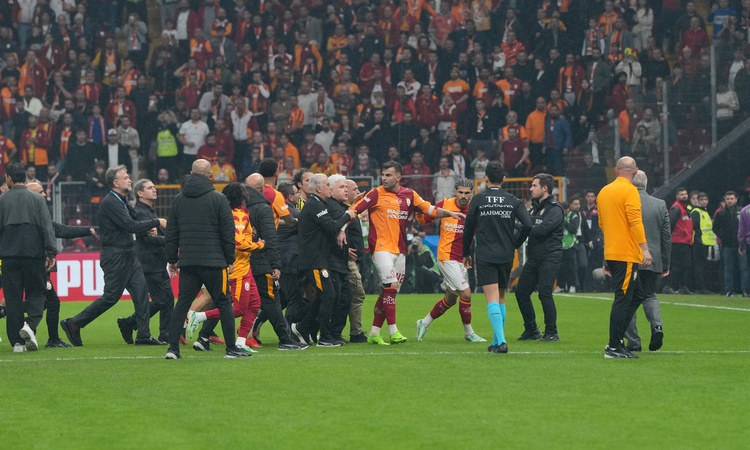 Kritik Açıklama: Galatasaray Fenerbahçe'yi 2-1 yendi, son düdükle saha karıştı | İşte Tüm Ayrıntılar