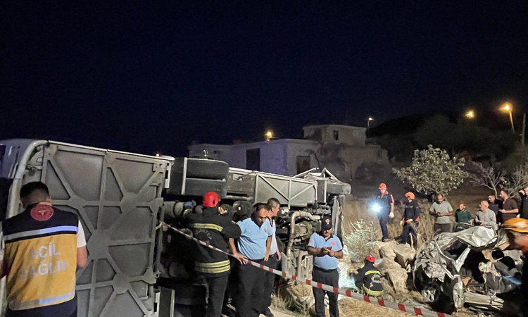 Kritik Açıklama: Gaziantep Nurdağı'nda yolcu otobüsü otomobille çarpıştı; 7 kişi öldü, 13 yaralandı