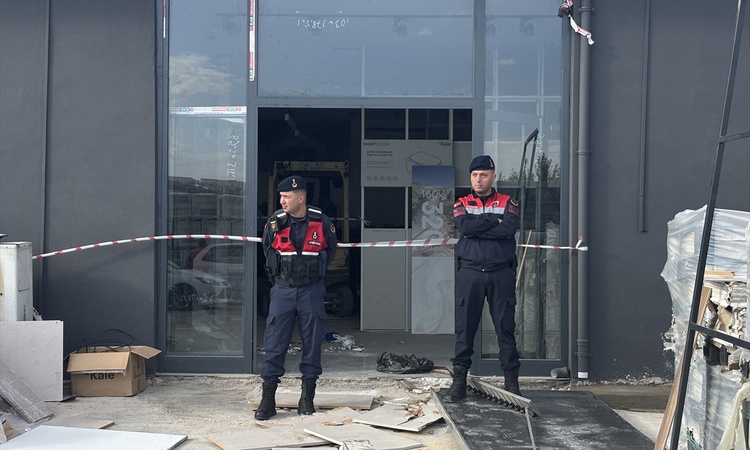 Kritik Açıklama: Gaziantep Şahinbey'de mermer stantı devrilince 1 işçi öldü, 1 işçi ağır yaralandı. ve Merak E