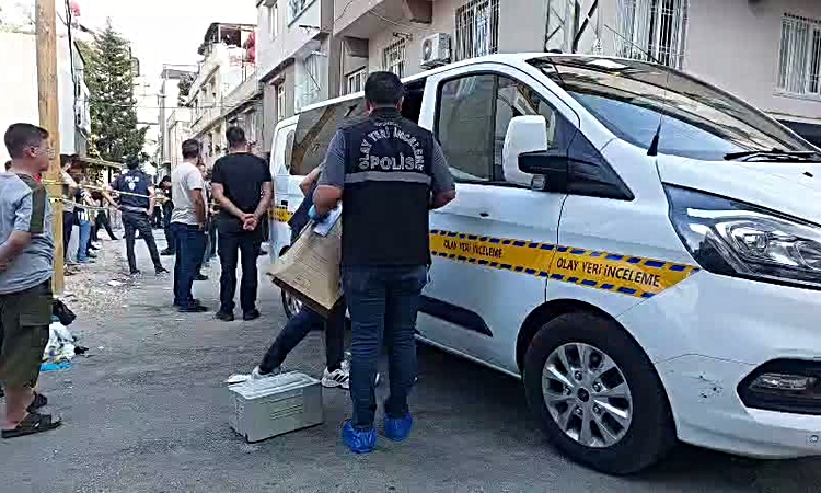 Kritik Açıklama: Gaziantep'te eşini öldüren Harun K. rastgele ateş açtı, 3'ü çocuk 4 kişi yaralandı. ve Merak