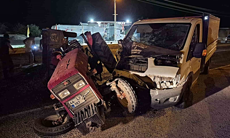Kritik Açıklama: Gaziantep Yavuzeli'de kamyonet ile traktör çarpıştı, 3 kişi yaralandı, fıstık döküldü | İşte