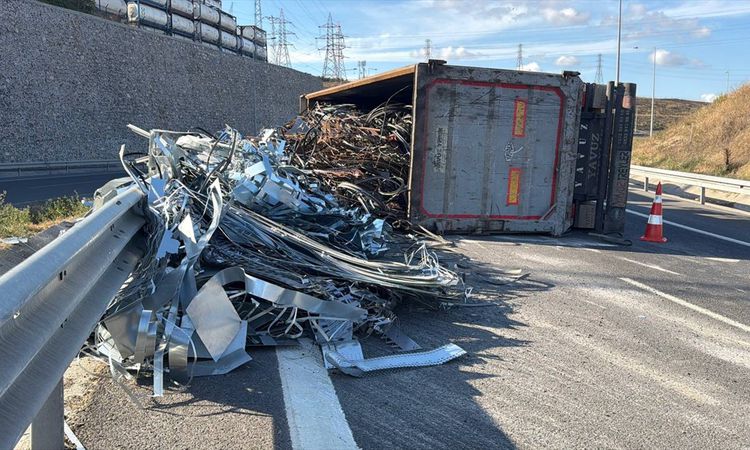 Kritik Açıklama: Gebze'de Tır Devrildi: Yol Ulaşıma Kapandı