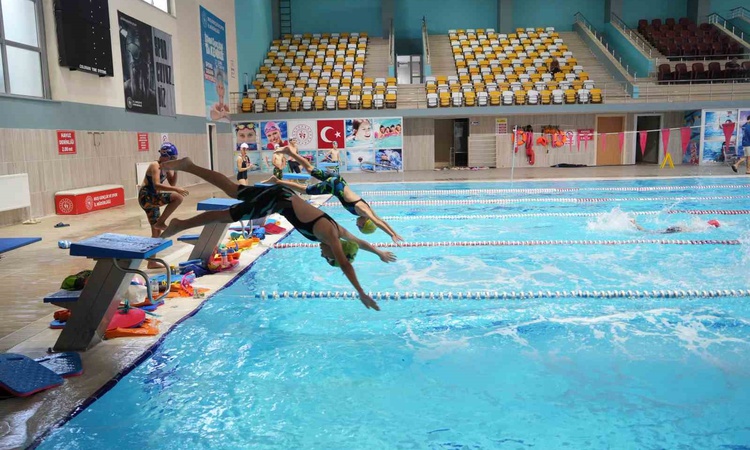 Kritik Açıklama: GSB Spor Okulları kapsamında Muş'ta çocuklar haftada 5 gün yüzme eğitimi alıyor