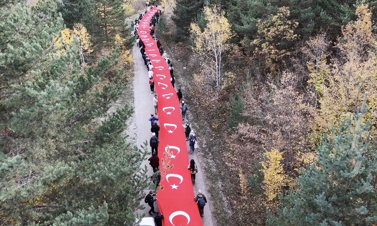 Kritik Açıklama: Gümüşhane'de 300 doğasever Cumhuriyet'in 103. yılı için 100 metrelik bayrakla yürüdü