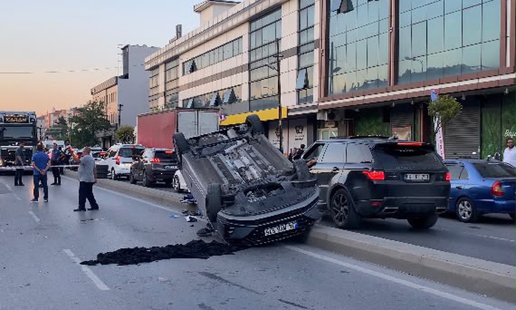 Kritik Açıklama: Güngören'de otomobil park halindeki taksiye çarpıp takla attı, kaza kameraya yansıdı: Gelişme
