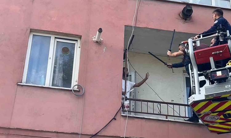 Kritik Açıklama: Hastaneye yatmamak için polise bıçak çekip direndi..: Gelişmeler Takip Ediliyor