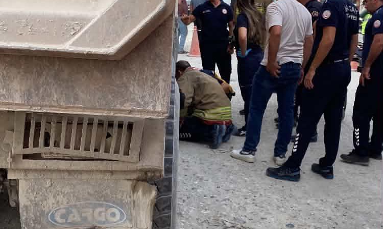 Kritik Açıklama: Hatay Antakya'da hafriyat kamyonuyla çarpışan motosiklet sürücüsü hastanede öldü ve Merak Edi