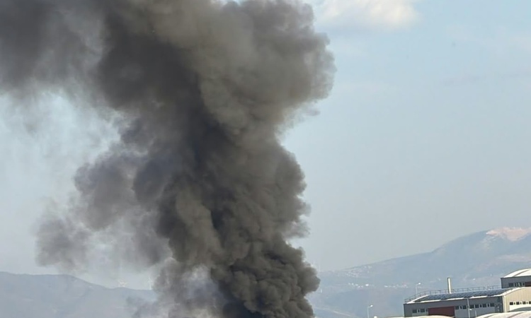 Kritik Açıklama: Hatay Antakya'da mobilya fabrikasında çıkan yangına itfaiye ekipleri müdahale ediyor