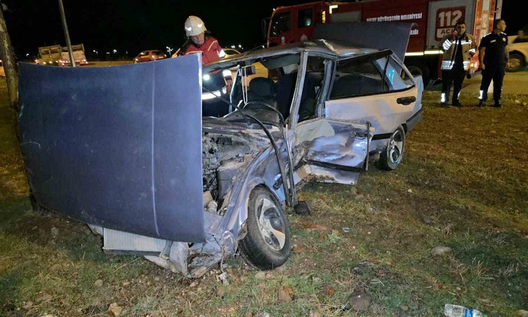 Kritik Açıklama: Hatay Hassa'da iki otomobil çarpıştı, Fiat Tofaş hurdaya döndü, 4 kişi yaralandı - Son Dakika
