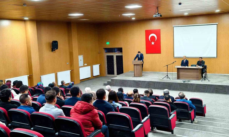 Kritik Açıklama: Hisarcık'ta eğitimciler Türkiye Yüzyılı Maarif Modeli'ni değerlendirdi: Gelişmeler Takip Edil