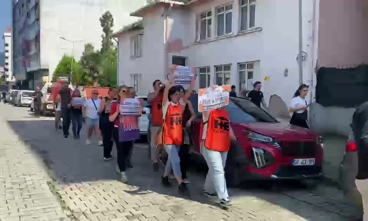 Kritik Açıklama: Hopa'da Halkevleri okullardaki şiddete karşı yürüyüp önlem çağrısı yaptı: Gelişmeler Takip Ed