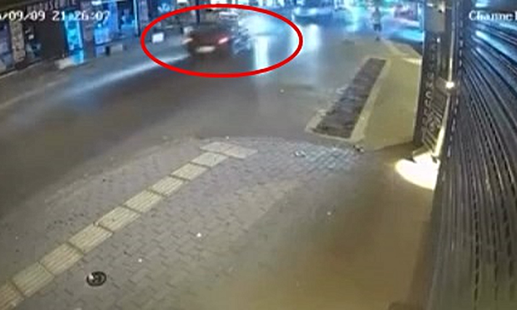 Kritik Açıklama: İki otomobilin kafa kafaya çarpıştığı kaza kamerada - Son Dakika Bilgileri