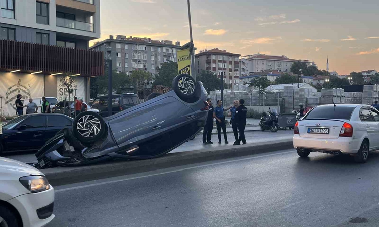 Kritik Açıklama: İstanbul Güngören'de otomobil park halindeki taksiye çarpıp takla attı, kaza kamerada - Son D
