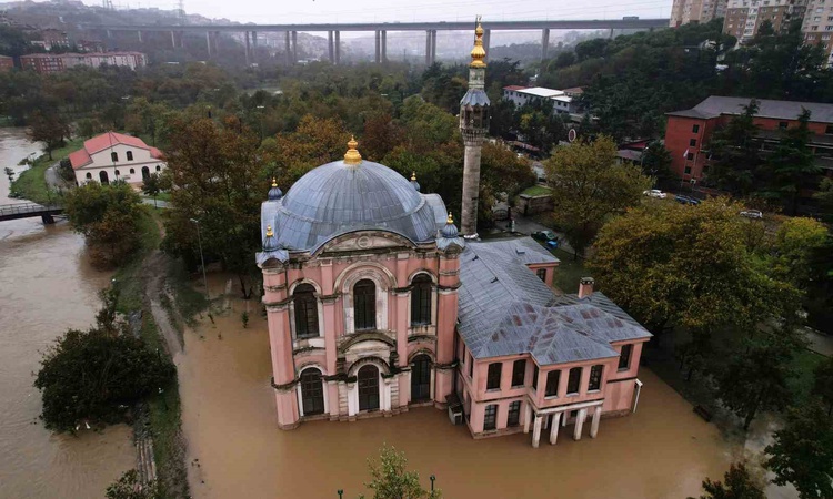 Kritik Açıklama: İstanbul Kağıthane'de yağış sonrası Sadabad Camii ve Sedef Atölyesi'ni su bastı ve Merak Edil