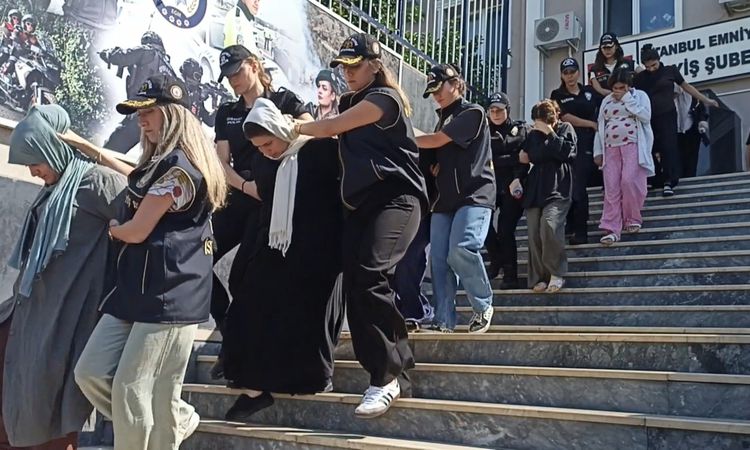 Kritik Açıklama: İstanbul'da toplu taşımada turistlere yankesicilik yapan 26 şüpheli adliyeye sevk edildi ve M