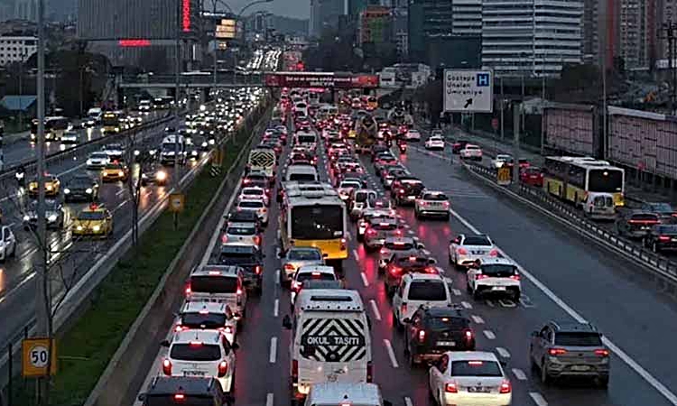 Kritik Açıklama: İstanbul'da trafik sıkışıklığının yıllık maliyeti 10 milyar dolara ulaştı: Gelişmeler Takip E