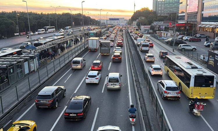 Kritik Açıklama: İstanbul'da trafik yoğunluğu yüzde 83'e ulaştı ve Merak Edilenler