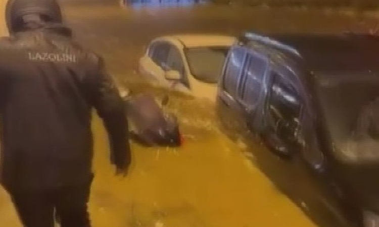 Kritik Açıklama: İstanbul Ümraniye'de yağışta Nevzat Demir Tesisleri yolunda araçlar mahsur kaldı | İşte Tüm A