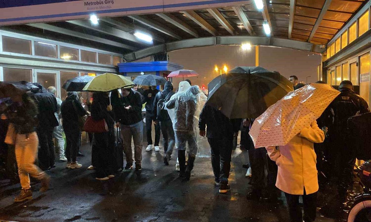 Kritik Açıklama: İstanbul'da yağış sonrası Perpa duraklarında yoğunluk kameraya yansıdı - Son Dakika Bilgileri
