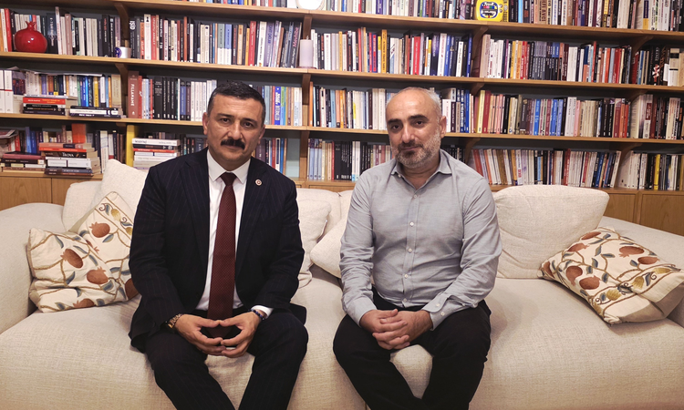 Kritik Açıklama: İYİ Parti vekili Türkoğlu, elektronik kelepçeli gazeteci Saymaz'ı evinde ziyaret etti | İşte