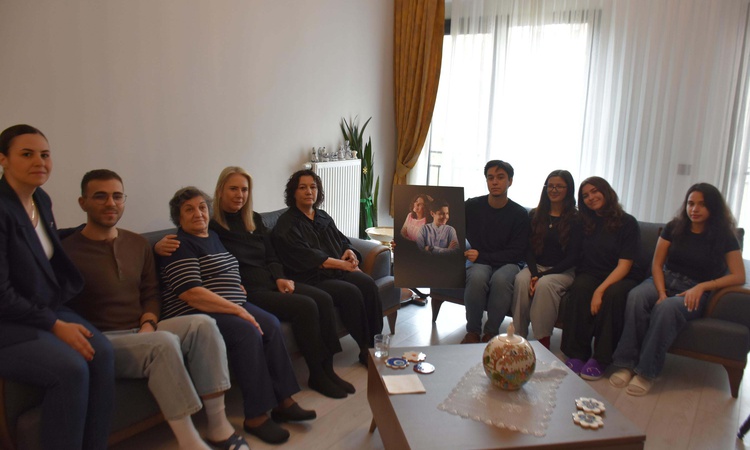 Kritik Açıklama: İzmir depreminde ikizlerini kaybeden anne, 6'ncı yılda arkadaşlarınca ziyaret edildi ve Merak