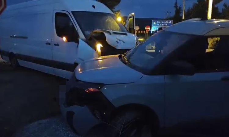 Kritik Açıklama: Isparta Yalvaç'ta ticari araçla hafif ticari araç çarpıştı, 1 sürücü yaralandı