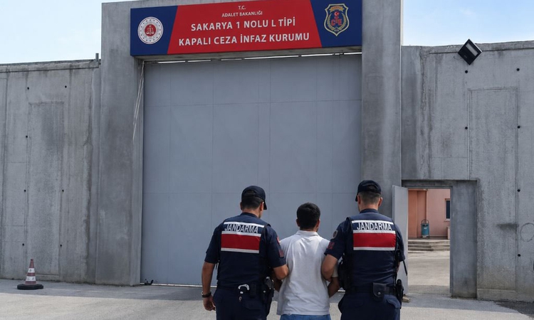 Kritik Açıklama: Jandarma Sakarya'da 6 kilo 250 gram esrar, 102 kök kenevir ele geçirdi, 4 kişi hakkında tutuk
