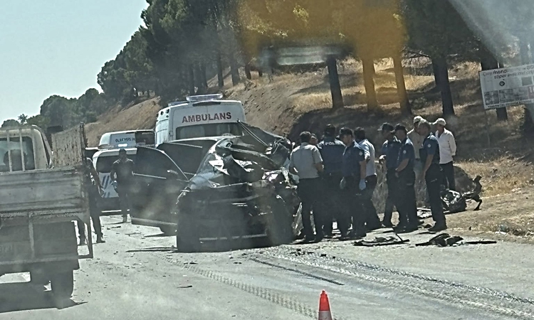 Kritik Açıklama: Kahramanmaraş’ta otomobil kamyonla çarpıştı: 1 ölü, 2 yaralı