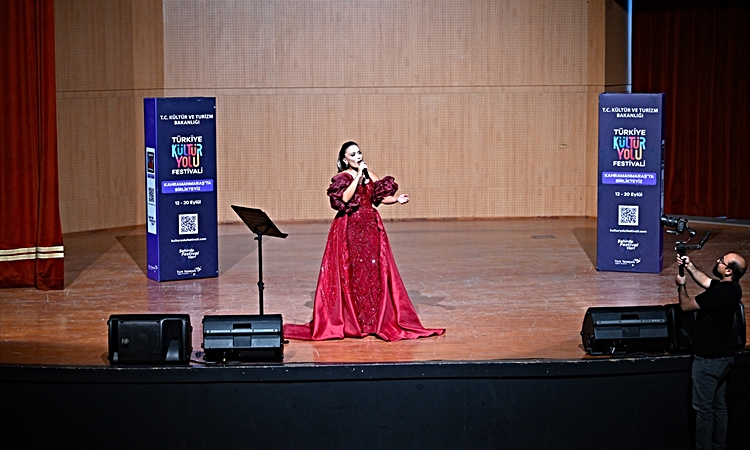 Kritik Açıklama: Kahramanmaraş'ta "Ozanların İzinde, Aşıkların Yolunda-Opera Anadolu'da" gösterisi sahnelendi