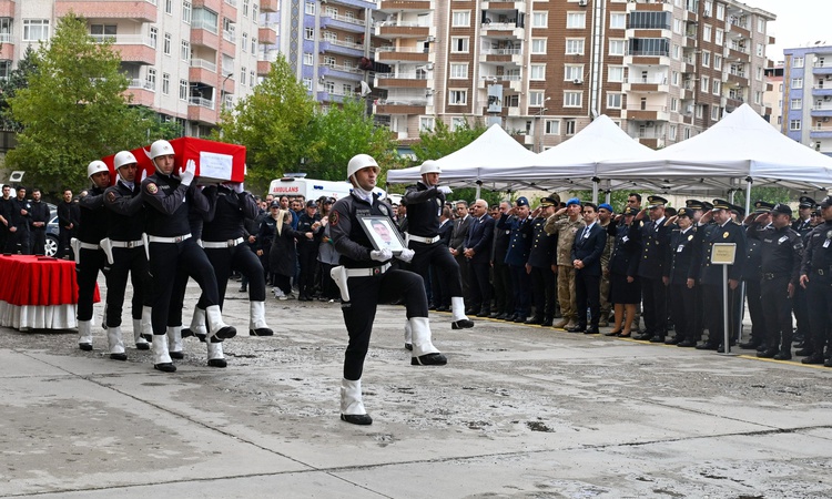 Kritik Açıklama: Kalp kriziyle hayatını kaybeden polis memuru Abdulkadir Bulut Diyarbakır'da uğurlandı