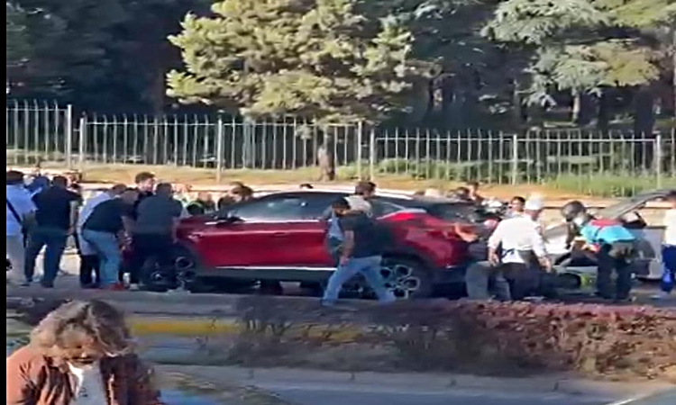 Kritik Açıklama: Kamyonete çarpan motosikletin sürücüsü arkadan gelen otomobilin altında kaldı: Gelişmeler Tak