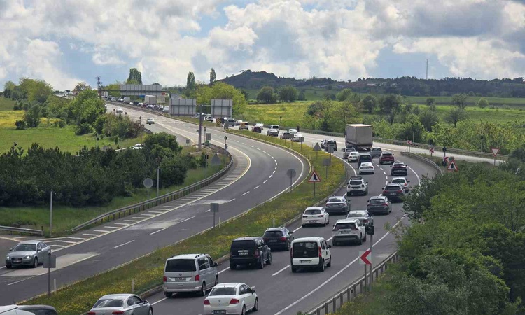 Kritik Açıklama: Karabük'te trafiğe kayıtlı 89 bin 68 taşıtın 50 bin 131'i otomobil olarak yer alıyor ve Merak