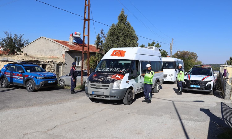 Kritik Açıklama: Karaman'da jandarma okul çevrelerinde 597 servis aracını denetledi
