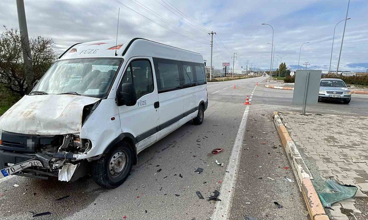 Kritik Açıklama: Karaman’da minibüsle otomobil çarpıştı: 1 yaralı: Gelişmeler Takip Ediliyor