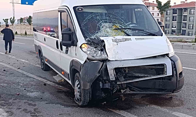 Kritik Açıklama: Karaman'da okul servisi işçi servisine çarptı, 1 kişi hafif yaralandı | İşte Tüm Ayrıntılar